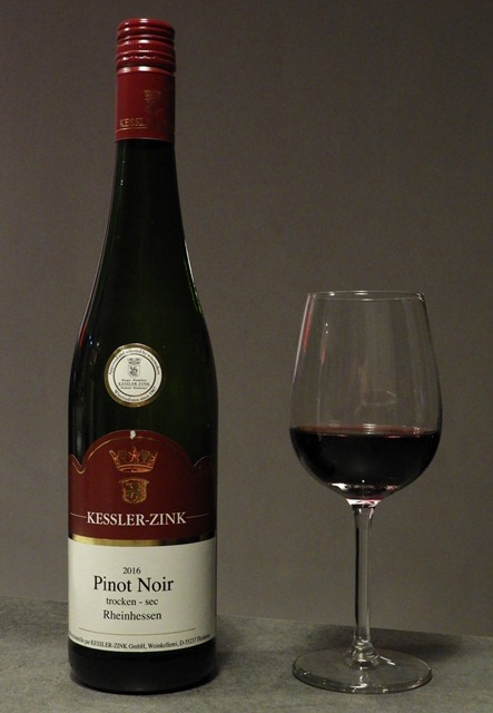 Verre et bouteille de Pinot noir Kessler zink
