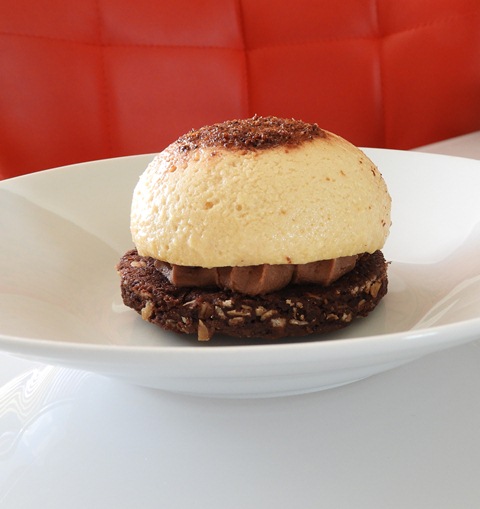 Dôme de masacarpone à la vanille sur un crémeux chocolat praliné etun biscuit chocolat flocons d'avoine