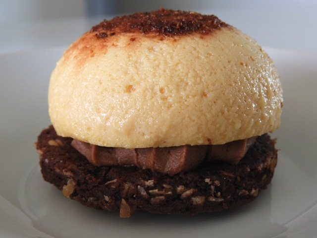 dôme de masacarpone à la vanille sur un crémeux chocolat praliné etun biscuit chocolat flocons d'avoine