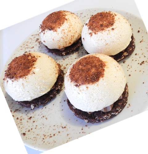 Dômes de masacarpone à la vanille sur un crémeux chocolat praliné etun biscuit chocolat flocons d'avoine