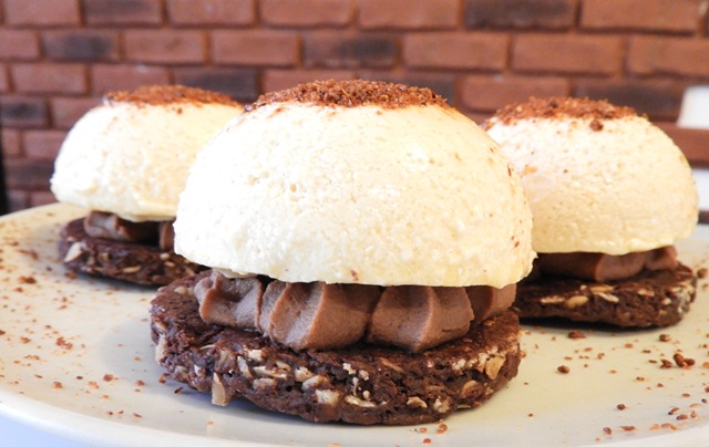 Trois dômes de masacarpone à la vanille sur un crémeux chocolat praliné etun biscuit chocolat flocons d'avoine